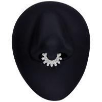 Silberner Septum Clicker mit glitzernden Kristallen auf schwarzem Hintergrund