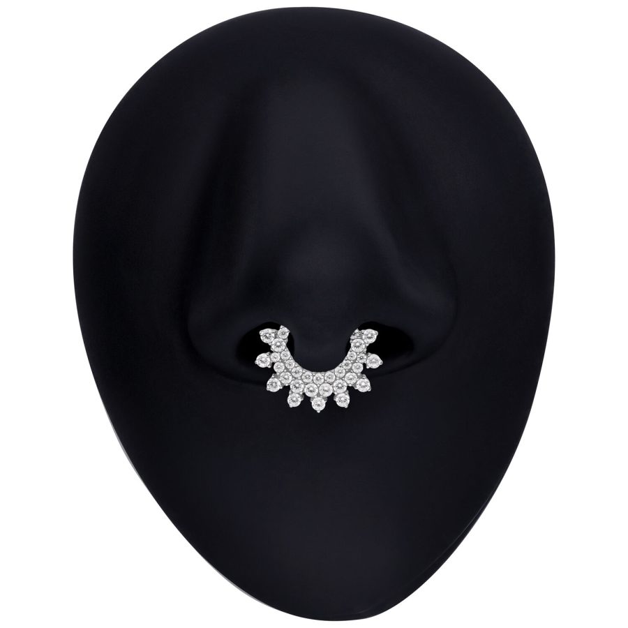 Silberner Septum Clicker mit glitzernden Kristallen auf schwarzem Hintergrund