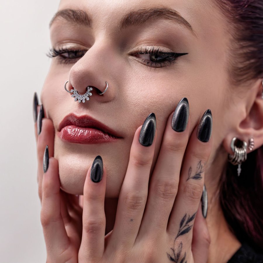 Nahaufnahme eines silbernen Septum Clickers mit Kristallen an einem weiblichen Model.