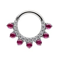 Silberner Piercingring mit roten und klaren Kristallen auf weißem Hintergrund