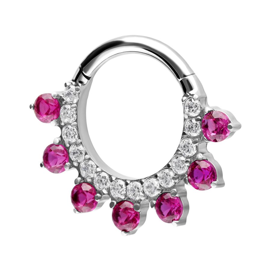Silberner Clicker-Piercingring mit roten und klaren Kristallen auf weißem Hintergrund