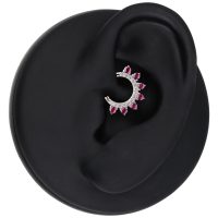 Silberner Piercingring mit roten Kristallen auf schwarzem Ohrdisplay