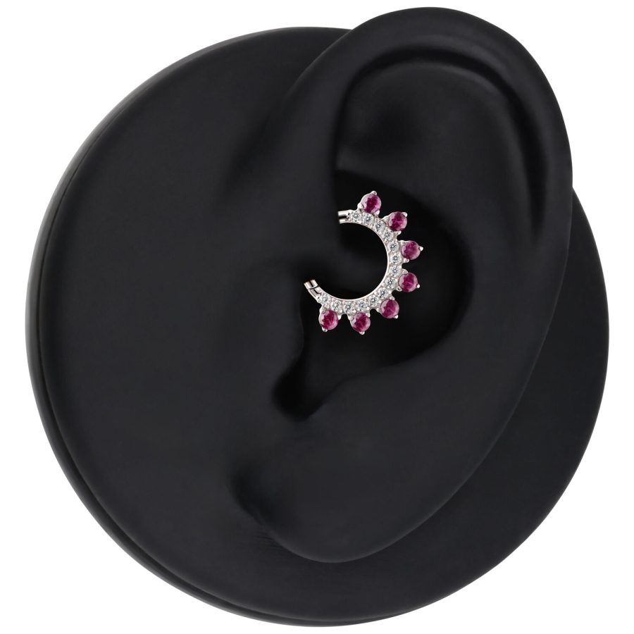 Silberner Piercingring mit roten Kristallen auf schwarzem Ohrdisplay