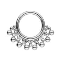 Silberner Septum Clicker mit Kugeldetails auf weißem Hintergrund