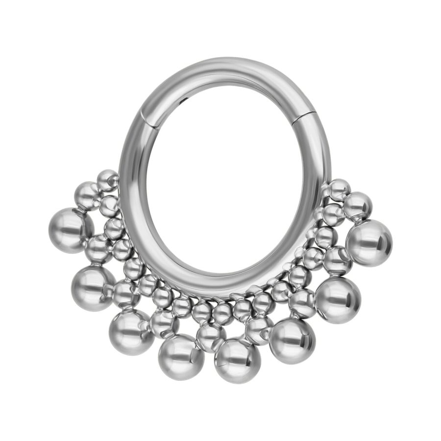Silberner Septum Clicker mit Kugeldesign aus Titan, vor weißem Hintergrund