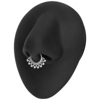 Silberner Septum Clicker mit Perlendekor auf schwarzem Nasendisplay