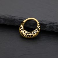Goldener Septum Clicker mit Leopardenmuster auf schwarzem Hintergrund