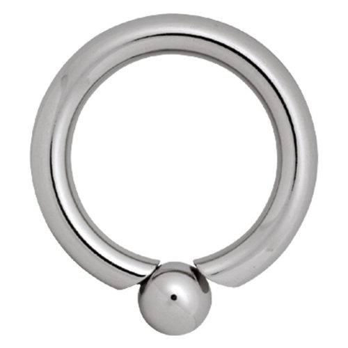 Silberner Titan-Piercing-Ring mit Schraubkugel vor weißem Hintergrund