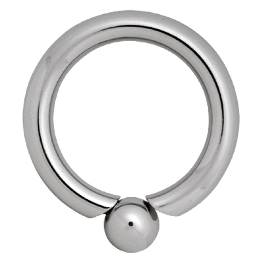 Silberner Titan-Piercing-Ring mit Schraubkugel vor weißem Hintergrund