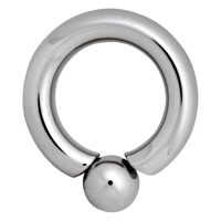Silberner Titanring mit Kugelverschluss auf weißem Hintergrund