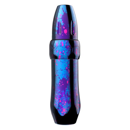 Tattoomaschine in Pink, Blau und Lila mit Aluminiumgehäuse auf weißem Hintergrund