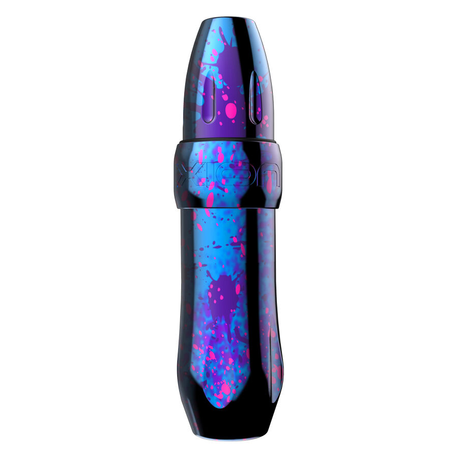 Tattoomaschine in Pink, Blau und Lila mit Aluminiumgehäuse auf weißem Hintergrund