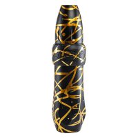 Tattoo Pen in Schwarz mit goldenen Mustern auf weißem Hintergrund