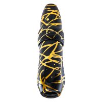 Schwarzer Tattoo Pen mit goldenen Verzierungen auf weißem Hintergrund