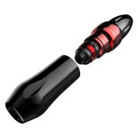 Schwarze und rote Xion Pen Tattoomaschine aus Aluminium auf weißem Hintergrund
