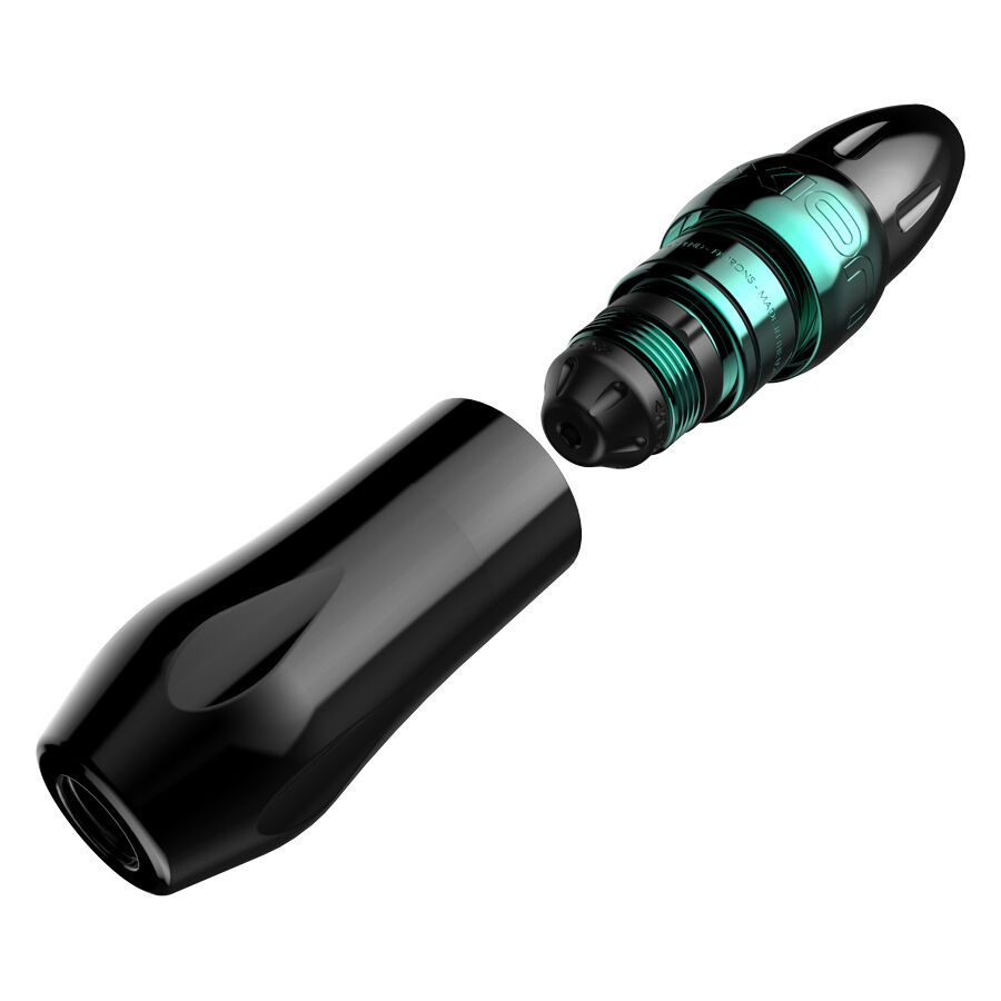 Blauer Xion Pen Seafoam Tattoomaschine mit abnehmbarem Griff auf weißem Hintergrund