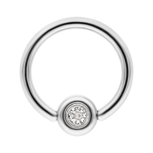 Silberner Titan Clip in Ring mit klarem Kristall auf weißem Hintergrund