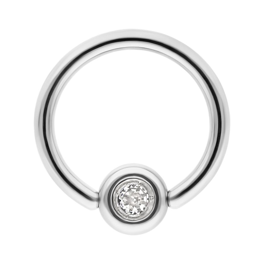 Silberner Titan Clip in Ring mit klarem Kristall auf weißem Hintergrund