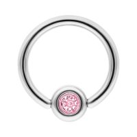 Silberner Titanring mit rosa Kristall auf weißem Hintergrund