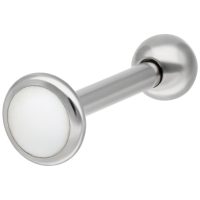 Silbernes Titan-Labret mit glatter Oberfläche auf weißem Hintergrund
