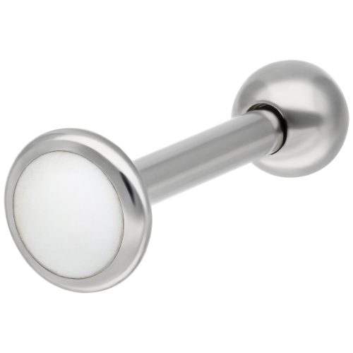 Silbernes Titan-Labret mit glatter Oberfläche auf weißem Hintergrund