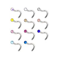 Silberner Nasenstecker aus Titan mit farbigen Kristallen auf weißem Hintergrund