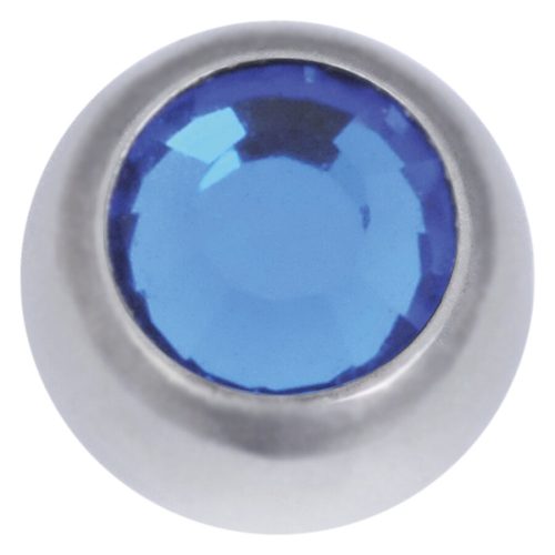 Silberne Kugel mit facettiertem Capriblau-Kristall auf weißem Hintergrund