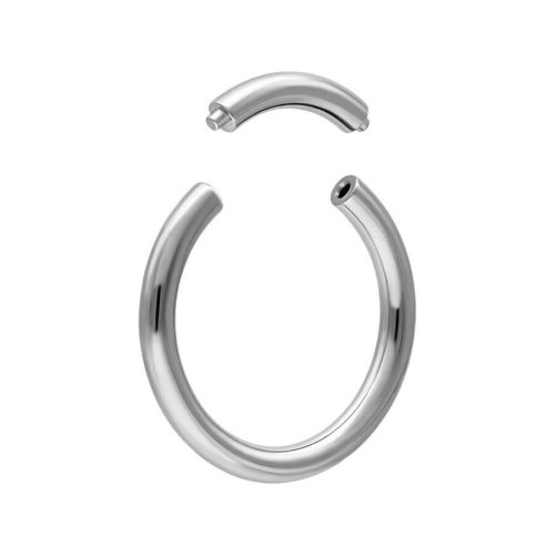 Silberner Segmentring aus Titan mit abnehmbarem Segment auf weißem Hintergrund.