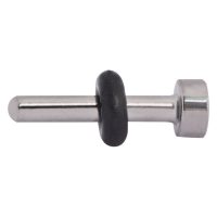 Silberner Piercing Keeper aus Titan mit schwarzem Gummiring auf weißem Hintergrund