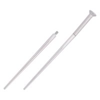 Silberner Titan Einführungsstift für Piercings auf weißem Hintergrund