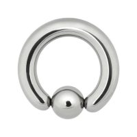 Silberner Clip in Ball Ring aus Titan auf weißem Hintergrund