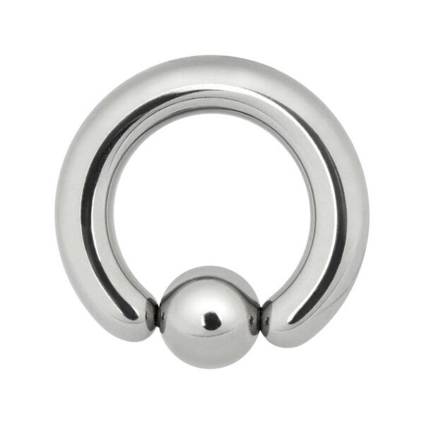 Silberner Clip in Ball Ring aus Titan auf weißem Hintergrund