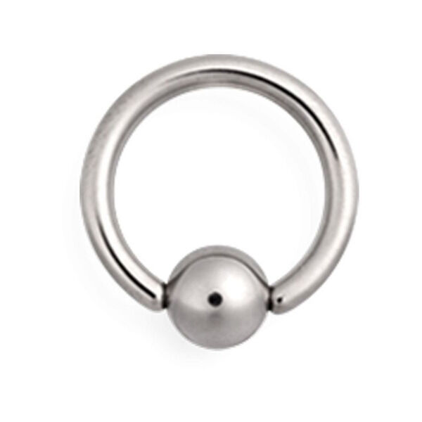 Silberner Clip in Ball Ring aus Titan auf weißem Hintergrund