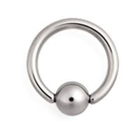 Silberner Clip in Ball Ring aus Titan auf weißem Hintergrund