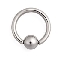 Silberner Titan Klemmkugelring mit Kugel auf weißem Hintergrund