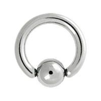 Silberner Clip in Ball Ring aus Titan auf weißem Hintergrund
