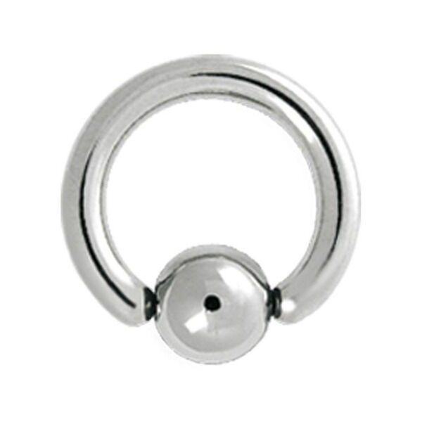 Silberner Clip in Ball Ring aus Titan auf weißem Hintergrund