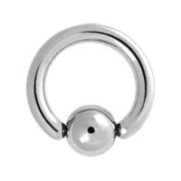 Silberner Titan Clip in Ball Ring auf weißem Hintergrund