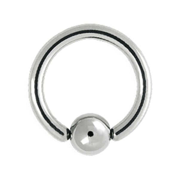 Silberner Titan Clip in Ball Ring auf weißem Hintergrund