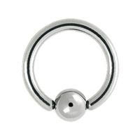 Silberner Titan Clip in Ball Ring auf weißem Hintergrund