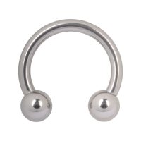 Silberner Circular Barbell aus Titan mit zwei Kugeln auf weißem Hintergrund