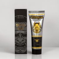 Tube mit Aloe Tattoo Tattoofilm und Verpackung auf grauem Hintergrund