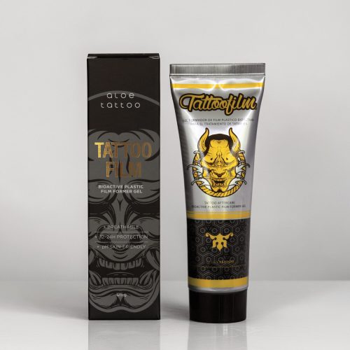 Tube mit Aloe Tattoo Tattoofilm und Verpackung auf grauem Hintergrund