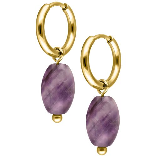 Goldene Ohrringe mit lila Amethyststeinen auf weißem Hintergrund