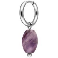 Silberne Creole mit einem tropfenförmigen, lila Amethyst-Anhänger vor weißem Hintergrund