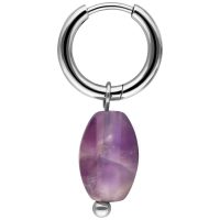Silberne Kreole mit einem lila Amethystanhänger auf weißem Hintergrund