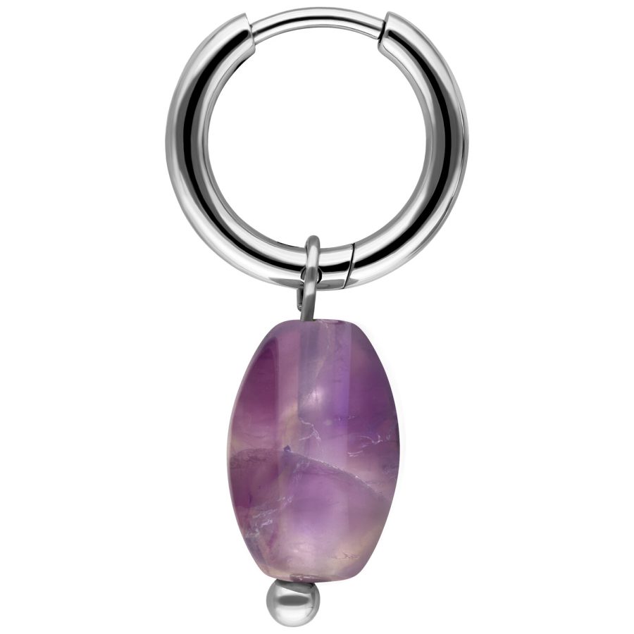 Silberne Kreole mit einem lila Amethystanhänger auf weißem Hintergrund