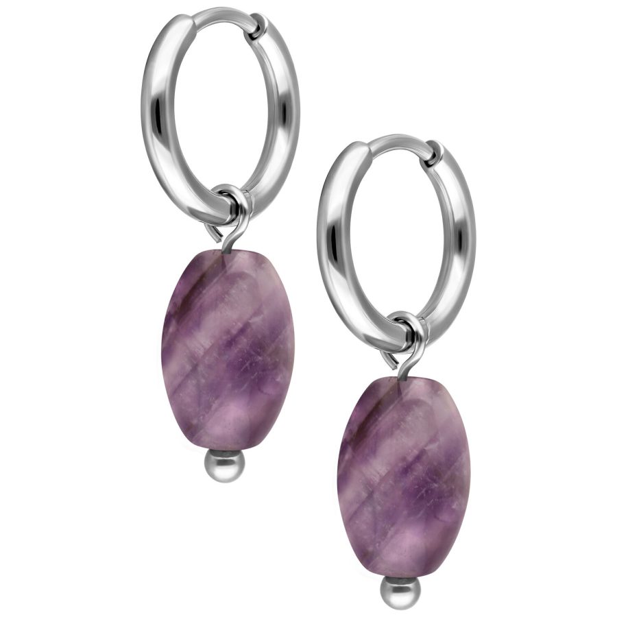 Zwei silberne Creolen mit violettem Amethyst-Anhänger auf weißem Hintergrund