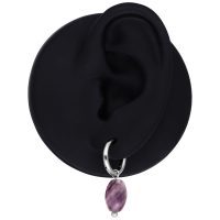 Schwarzes Ohrmodell mit silbernem Ring und lila Amethyst Tropfenanhänger
