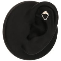 Ohrpiercing mit Opal und Kette auf schwarzem Hintergrund